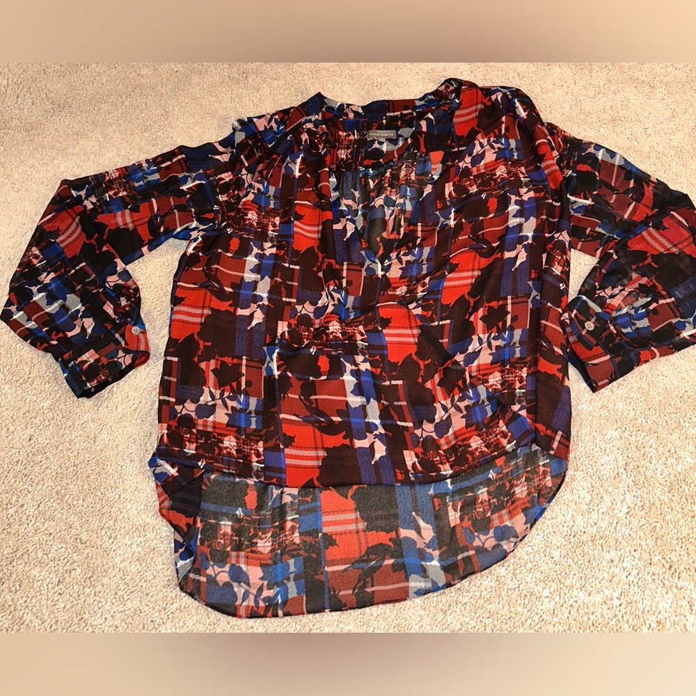 Vince Camuto Long Sleeve Deep V-Neck Abstract Blouse. Size M